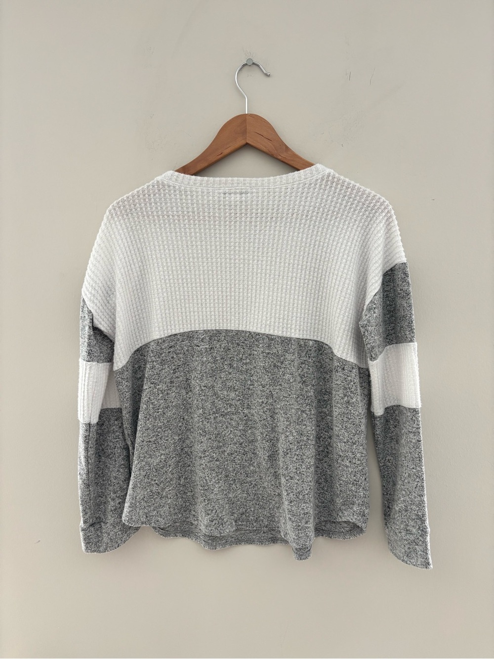 Francesca's Gray & Ivory Color Block Waffle Knit Long Sleeve Top Women's Medium - Picture 3 of 5